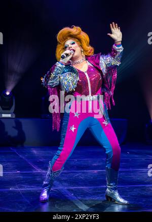 Edinburgh, Écosse, Royaume-Uni, 03 août 2024, Edinburgh Festival Fringe : The Pleasance lance ses spectacles pour le 2024 Fringe, son 40e anniversaire. Photo : vainqueur de Drag Race UK, Drag Artist Ginger Johnson. Crédit : Sally Anderson/Alamy Live News Banque D'Images