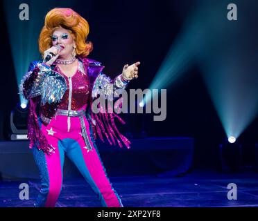 Edinburgh, Écosse, Royaume-Uni, 03 août 2024, Edinburgh Festival Fringe : The Pleasance lance ses spectacles pour le 2024 Fringe, son 40e anniversaire. Photo : vainqueur de Drag Race UK, Drag Artist Ginger Johnson. Crédit : Sally Anderson/Alamy Live News Banque D'Images