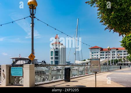 Le phare moderne se trouve au bout de la marina du détroit à Tanjung Tokong à Penang, en Malaisie avec des bateaux de plaisance amarrés devant. Banque D'Images