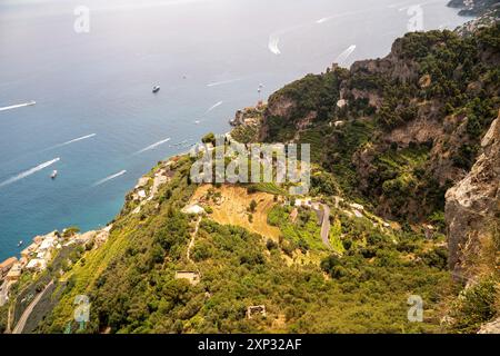 Vallée de la Valle delle Ferriere vue de la Villa Cimbrone en Italie. Paysage vu d'en haut , Europe Banque D'Images