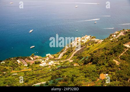 Vallée de la Valle delle Ferriere vue aérienne depuis Villa Cimbrone en Italie. Une vue aérienne imprenable d'un village côtier luxuriant surplombant la mer bleue avec Banque D'Images