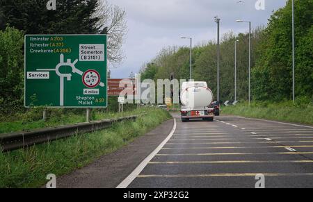 Un panneau approche d'un carrefour sur la route A303 à Somerset. Banque D'Images