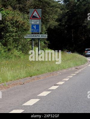 Un panneau sur la route A380 à Telegraph Hill indiquant que le trafic doit engager la vitesse basse avec la voie d'évacuation devant. Banque D'Images