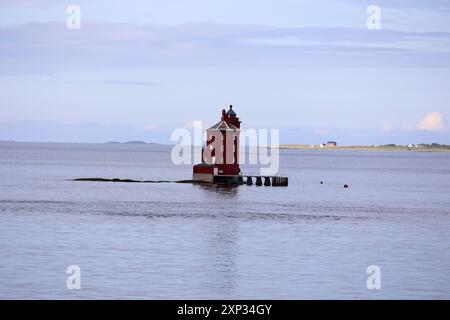 Phare de Kjeungskjaer au large de la côte norvégienne Banque D'Images