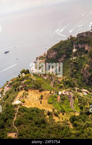 Vallée de Valle delle Ferriere vue de Villa Cimbrone en Italie entourée de bateaux et de navires Banque D'Images