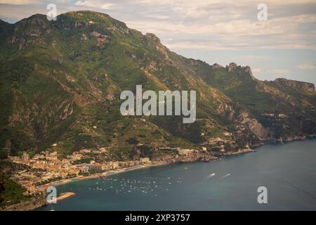 Vallée de Valle delle Ferriere vue montrant la côte amalfitaine de Villa Cimbrone en Italie. Banque D'Images