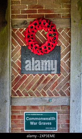 Coquelicots rouges avec les noms des villageois tombés à l'église St Andrew, Meonstoke, Hampshire Banque D'Images