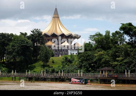 Le nouveau bâtiment d'Assemblée de l'État de Bangunan Dewan Undangan de style malais et le fort colonial britannique Margherita le long du Sungai Sarawak, Kuching, Malaisie Banque D'Images