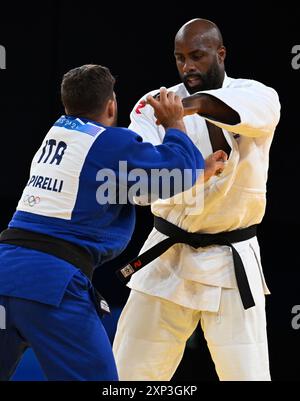 Paris, France. 3 août 2024. Le Français Teddy Riner (R) concourt avec l'Italien Gennaro Pirelli lors de la demi-finale par équipe mixte de judo de la table B aux Jeux Olympiques de Paris 2024 à Paris, France, le 3 août 2024. Crédit : Li an/Xinhua/Alamy Live News Banque D'Images
