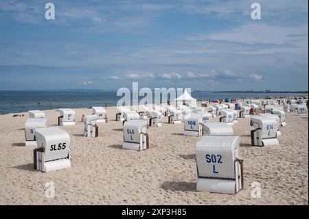 27.07.2024, Ahlbeck, Usedom, Mecklembourg-Poméranie occidentale, Allemagne, Europa - Urlauber und Strandkoerbe am Ostseestrand im Kaiserbad Ahlbeck auf der Beliebten deutschen Urlaubsinsel an der Ostsee. *** 27 07 2024, Ahlbeck, Usedom, Mecklembourg-Poméranie occidentale, Allemagne, Europe vacanciers et les pêcheurs de plage sur la plage de la mer Baltique à Kaiserbad Ahlbeck sur l'île de vacances allemande populaire sur la mer Baltique Banque D'Images