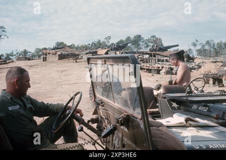 Guerre du Vietnam / Vietnamwar - obusier automoteur de L'ARMÉE américaine 8 pouces / 203 mm M110 - près du camp de base de Dragon Mountain Banque D'Images