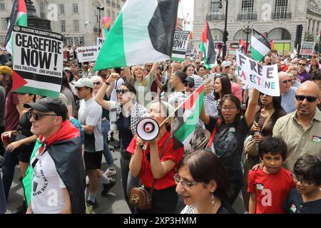 Londres, Royaume-Uni 3 août 2024. La 17ème marche pro-palestinienne à Londres appelle le premier ministre Keir Starmer et le ministre des Affaires étrangères David Lammy dans le nouveau gouvernement travailliste à arrêter les ventes d'armes à Israël, alors que l'assaut contre Gaza se poursuit. Crédit : Monica Wells/Alamy Live News Banque D'Images