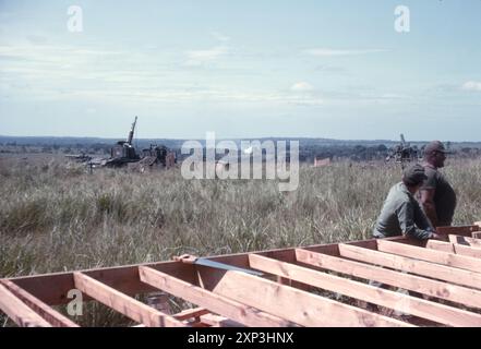 Guerre du Vietnam / Vietnamwar - obusier automoteur de L'ARMÉE américaine 8 pouces / 203 mm M110 - près du camp de base de Dragon Mountain Banque D'Images