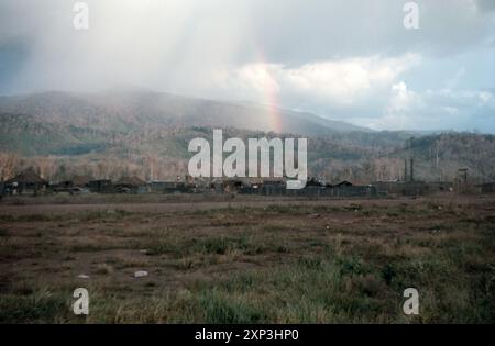 Guerre du Vietnam / Vietnamwar - canon de campagne de L'ARMÉE américaine (remorqué) 6,10 pouces / 155 mm M59 long Tom - près du camp de base de Dragon Mountain Banque D'Images