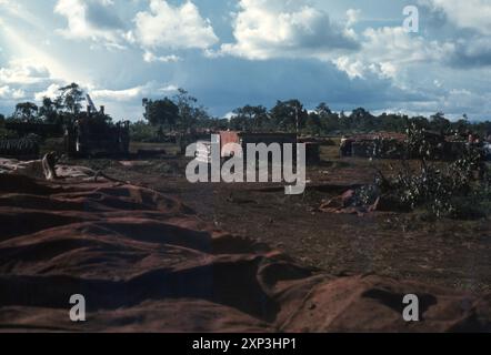 Guerre du Vietnam / Vietnamwar - obusier automoteur de L'ARMÉE américaine 8 pouces / 203 mm M110 - près du camp de base de Dragon Mountain Banque D'Images