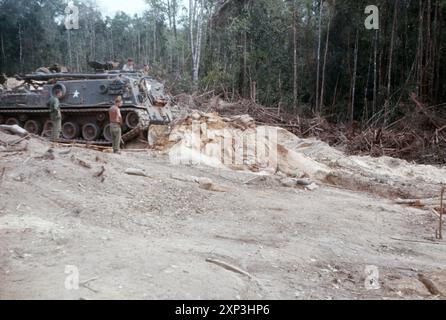 Guerre du Vietnam / Vietnamwar - véhicule blindé de récupération de L'ARMÉE américaine ARV M88 - près du camp de base de Dragon Mountain Banque D'Images