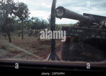 Guerre du Vietnam / Vietnamwar - obusier automoteur de L'ARMÉE américaine 8 pouces / 203 mm M110 - près du camp de base de Dragon Mountain Banque D'Images