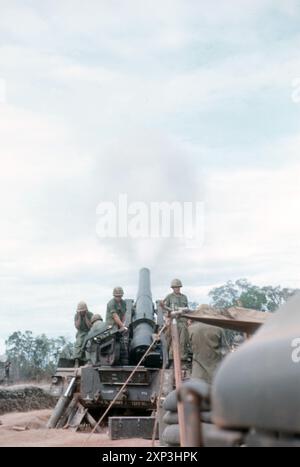 Guerre du Vietnam / Vietnamwar - obusier automoteur de L'ARMÉE américaine 8 pouces / 203 mm M110 - près du camp de base de Dragon Mountain Banque D'Images