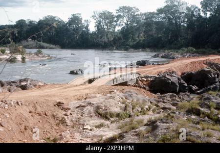 Guerre du Vietnam / Vietnamwar - véhicule blindé DE L'ARMÉE américaine lancé Pont AVLB M48 - près du camp de base de Dragon Mountain Banque D'Images