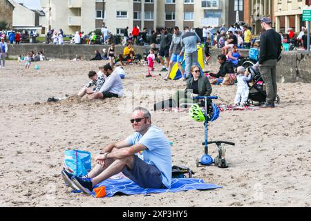 Troon, Royaume-Uni. 03 août 2024. Les touristes et les habitants passent la journée à la plage de Troon, Ayrshire, Écosse, Royaume-Uni, le week-end de vacances de la banque d'août malgré les prévisions de basses températures et une possibilité de fortes pluies. Crédit : Findlay/Alamy Live News Banque D'Images