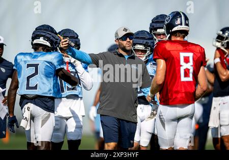 Nashville, Tennessee, États-Unis. 3 août 2024. Brian Callahan, entraîneur-chef des Titans du Tennessee, dirige son équipe pendant le camp d'entraînement à l'Ascension Saint Thomas Sports Park. (Crédit image : © Camden Hall/ZUMA Press Wire) USAGE ÉDITORIAL SEULEMENT! Non destiné à UN USAGE commercial ! Banque D'Images