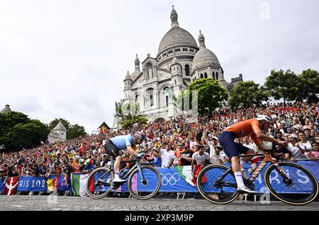 Paris, France. 03 août 2024. Le cycliste belge Wout van Aert et le néerlandais Mathieu van der Poel en action lors de la course masculine sur route aux Jeux Olympiques de Paris 2024, le samedi 03 août 2024 à Paris, France. Les Jeux de la XXXIIIe Olympiade se déroulent à Paris du 26 juillet au 11 août. La délégation belge compte 165 athlètes en compétition dans 21 sports. BELGA PHOTO JASPER JACOBS crédit : Belga News Agency/Alamy Live News Banque D'Images