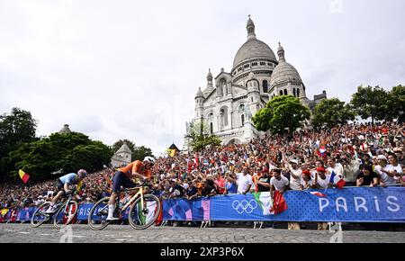 Paris, France. 03 août 2024. Le cycliste belge Wout van Aert et le néerlandais Mathieu van der Poel en action lors de la course masculine sur route aux Jeux Olympiques de Paris 2024, le samedi 03 août 2024 à Paris, France. Les Jeux de la XXXIIIe Olympiade se déroulent à Paris du 26 juillet au 11 août. La délégation belge compte 165 athlètes en compétition dans 21 sports. BELGA PHOTO JASPER JACOBS crédit : Belga News Agency/Alamy Live News Banque D'Images