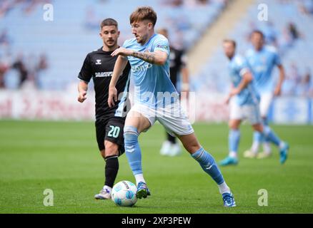 Josh Eccles de Coventry City (au centre) lors du match amical d'avant-saison à la Coventry Building Society Arena. Date de la photo : samedi 3 août 2024. Banque D'Images