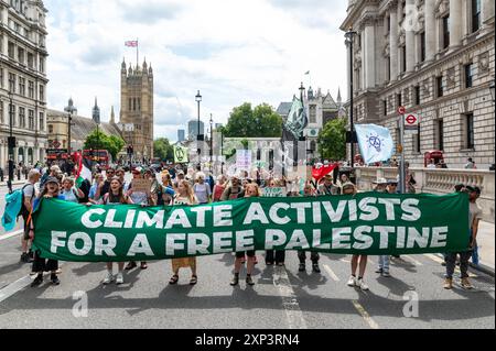 Londres, Royaume-Uni. 03 août 2024. Les militants pour le climat de Just Stop Oil, Defend Our Juries, extinction Rebellion UK et Fossil Free London se réunissent en solidarité avec les cinq militants de JSO actuellement emprisonnés. Crédit : Andrea Domeniconi/Alamy Live News Banque D'Images