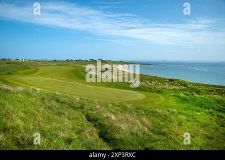 Regardant en arrière sur le green le long du fairway du 13ème trou au terrain de golf Elie Fife scotland avec une vue sur la baie ouest et ses eaux magnifiques Banque D'Images