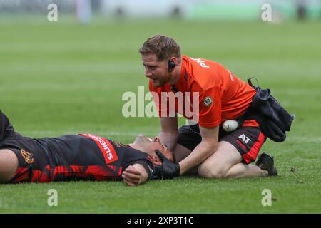 Hull, Royaume-Uni. 03 août 2024. Lewis Dodd de membres Helens reçoit un traitement sur le terrain lors du match Betfred Super League Round 20 Hull FC vs St Helens au MKM Stadium, Hull, Royaume-Uni, le 3 août 2024 (photo par Alfie Cosgrove/News images) à Hull, Royaume-Uni le 8/3/2024. (Photo par Alfie Cosgrove/News images/SIPA USA) crédit : SIPA USA/Alamy Live News Banque D'Images