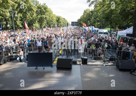 Berlin, Allemagne. 3 août 2024. Des milliers de manifestants ont défilé à Berlin le 3 août 2024, pour marquer le quatrième anniversaire de la première manifestation nationale du mouvement Querdenken en 2020. La manifestation a commencé à Ernst-Reuter-Platz. La marche s'est déroulée dans les rues principales du quartier ouest de Berlin, notamment Kurfuerstendamm et Wittenbergplatz, avant de se terminer à KlingelhoeferstraÃŸe, où un grand rassemblement a eu lieu. La police berlinoise était présente en grand nombre pour surveiller la situation et assurer la sécurité publique. Plusieurs personnes ont été détenues pendant la journée, en particulier pour displa Banque D'Images