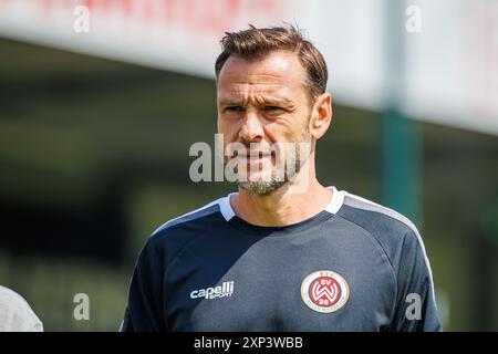 Nils Doering (SV Wehen Wiesbaden, Cheftrainer) GER, SC Verl v. SV Wehen Wiesbaden, Fussball, 3. Liga, 1. Spieltag, Spielzeit 2024/2025, 03.08.2024 le Règlement DFL interdit toute utilisation de photographes comme séquences d'images et/ou quasi-vidéo. Foto : Eibner-Pressefoto / Jan Strohdiek Banque D'Images