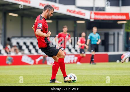 Sascha Mockenhaupt (SV Wehen Wiesbaden, #04) GER, SC Verl v. SV Wehen Wiesbaden, Fussball, 3. Liga, 1. Spieltag, Spielzeit 2024/2025, 03.08.2024 le Règlement DFL interdit toute utilisation de photographes comme séquences d'images et/ou quasi-vidéo. Foto : Eibner-Pressefoto / Jan Strohdiek Banque D'Images