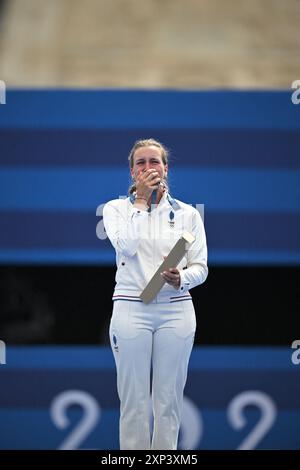 Paris, France. 03 août 2024. Lisa Barbelin (FRA) remporte la médaille de bronze en individuel féminin de tir à l'arc lors des Jeux Olympiques de Paris 2024, aux Invalides, à Paris, France, le 03 août, 2024, photo Eliot Blondet/ABACAPRESS. COM Credit : Abaca Press/Alamy Live News Banque D'Images