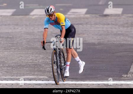 Paris, France. 03 août 2024. PARIS, FRANCE - 3 AOÛT : Remco Evenepoel de Belgique célèbre après avoir participé à la course sur route masculine lors du jour 8 de Cycling Road - Jeux Olympiques Paris 2024 au Trocadéro le 3 août 2024 à Paris, France. (Photo de Joris Verwijst/Agence BSR) crédit : Agence BSR/Alamy Live News Banque D'Images