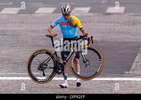 Paris, France. 03 août 2024. PARIS, FRANCE - 3 AOÛT : Remco Evenepoel de Belgique célèbre après avoir participé à la course sur route masculine lors du jour 8 de Cycling Road - Jeux Olympiques Paris 2024 au Trocadéro le 3 août 2024 à Paris, France. (Photo de Joris Verwijst/Agence BSR) crédit : Agence BSR/Alamy Live News Banque D'Images