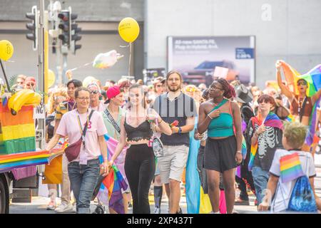 Berne, Canton de Berne, Suisse. 3 août 2024. Berne Suisse, 08/2024 : plusieurs personnes se sont présentées à la LGBT Gay Pride Parade . LGBT Gay Pride Parade a eu lieu dans la vieille ville de Berne également la capitale politique de la Suisse. (Crédit image : © Eric Dubost/ZUMA Press Wire) USAGE ÉDITORIAL SEULEMENT! Non destiné à UN USAGE commercial ! Banque D'Images