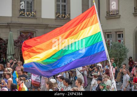 Berne, Canton de Berne, Suisse. 3 août 2024. Berne Suisse, 08/2024 : plusieurs personnes se sont présentées à la LGBT Gay Pride Parade . LGBT Gay Pride Parade a eu lieu dans la vieille ville de Berne également la capitale politique de la Suisse. (Crédit image : © Eric Dubost/ZUMA Press Wire) USAGE ÉDITORIAL SEULEMENT! Non destiné à UN USAGE commercial ! Banque D'Images