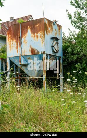 Silos métalliques rouillés abandonnés. Stockage du grain. Conteneur pour matériaux en vrac. Banque D'Images