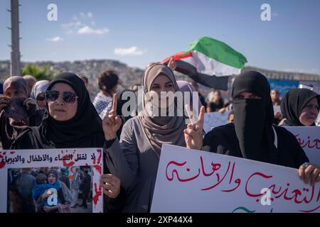 Umm Al Fahm, Israël. 03 août 2024. Arabes israéliens et Israéliens de gauche prennent part à une manifestation contre la guerre à Gaza et l'escalade au Liban et en Iran. Crédit : Ilia Yefimovich/dpa/Alamy Live News Banque D'Images