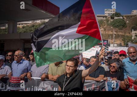 Umm Al Fahm, Israël. 03 août 2024. Arabes israéliens et Israéliens de gauche prennent part à une manifestation contre la guerre à Gaza et l'escalade au Liban et en Iran. Crédit : Ilia Yefimovich/dpa/Alamy Live News Banque D'Images