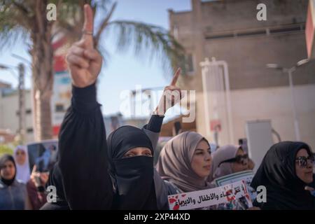 Umm Al Fahm, Israël. 03 août 2024. Arabes israéliens et Israéliens de gauche prennent part à une manifestation contre la guerre à Gaza et l'escalade au Liban et en Iran. Crédit : Ilia Yefimovich/dpa/Alamy Live News Banque D'Images