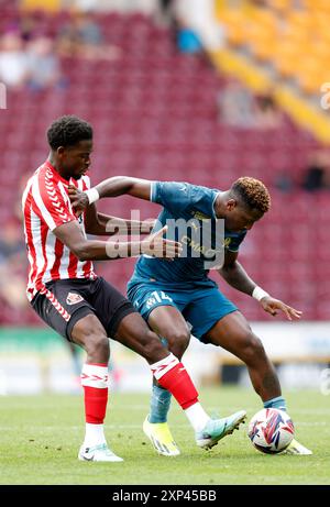 Aji Alese de Sunderland en action contre Faris Moumbagna de Marseille lors du match amical d’avant-saison au stade de l’Université de Bradford. Date de la photo : samedi 3 août 2024. Banque D'Images