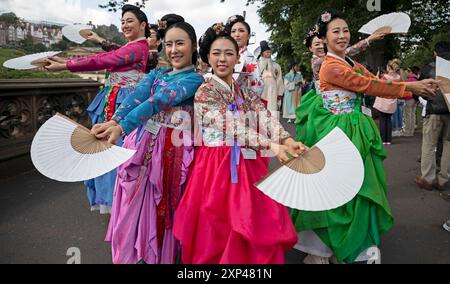 Edinburgh Festival Fringe, Édimbourg, Écosse, Royaume-Uni. 3 août 2024. Walkabout pour promouvoir leur spectacle par les membres féminins de la distribution d'Ari The Spirit of Korea, Assemblée, salle principale 01-25 août. Credit : Arch White/Alamy Live news. Banque D'Images