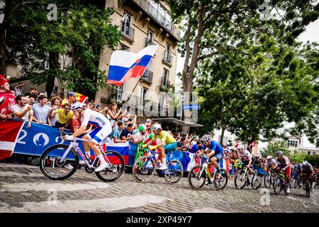 Paris, France. 03 août 2024. G-R Mathias Vacek de la République tchèque, Michael Matthews de l'Australie, Alberto Bettiol de l'Italie et Marc Hirschi de la Suisse concourent dans la course masculine sur route - cyclisme sur route - avec départ en masse aux Jeux Olympiques de Paris, France, le 3 août 2024. Crédit : Jaroslav Svoboda/CTK photo/Alamy Live News Banque D'Images