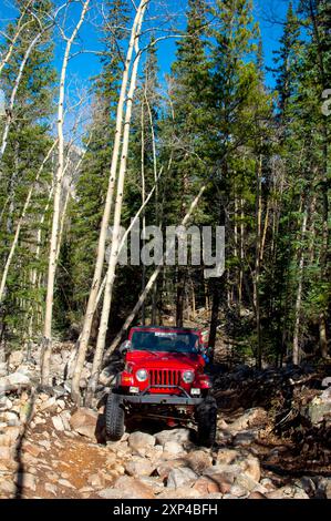 ST. ELMO, COLORADO, USA : une Jeep monstre prend une route rocheuse à l'aventure sur le chemin de Iron Chest mine au-dessus de la ville fantôme de Elmo, Colorado. Banque D'Images