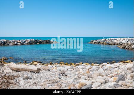 Plage rocheuse avec la belle ¨mer Ligure¨ bleue à Marina di Pisa, Italie. Banque D'Images