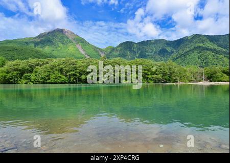 L'étang Taisho et le mont Yakedake à Kamikochi, préfecture de Nagano Banque D'Images