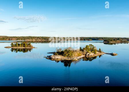 Vue panoramique sur les îles de l'archipel de Stockholm. La Suède. Paysage de l'eau Banque D'Images